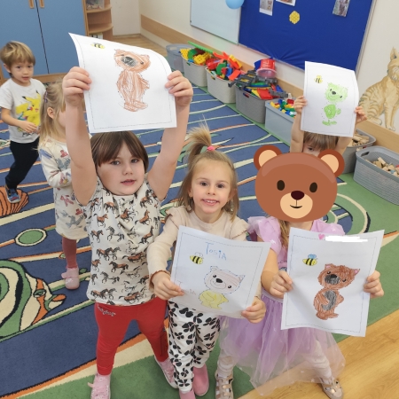 Fotografia kolorowa. Dzieci i ich misiowe prace plastyczne.